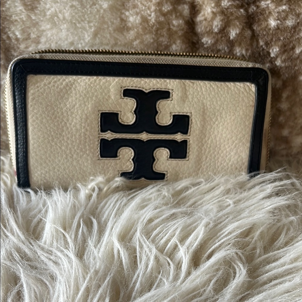 Tory Burch Black and Cream Clutch - Picture 5 of 5